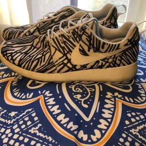 Woman’s Nike Roshe One Print Size 8.5